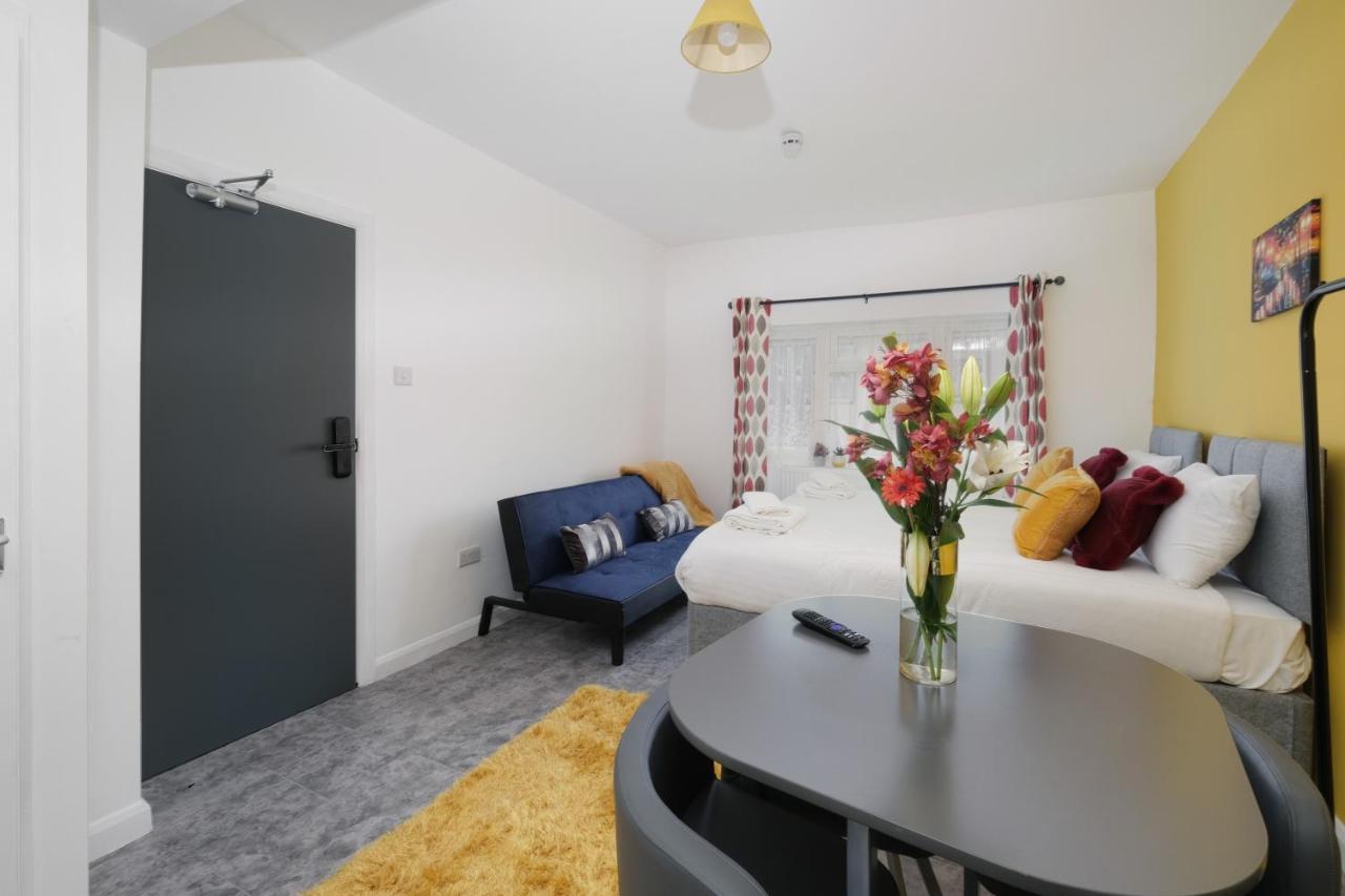 Fernbank Studios Sudbury Hill Harrow Self-Contained Studios With En-Suite Wembley Dış mekan fotoğraf