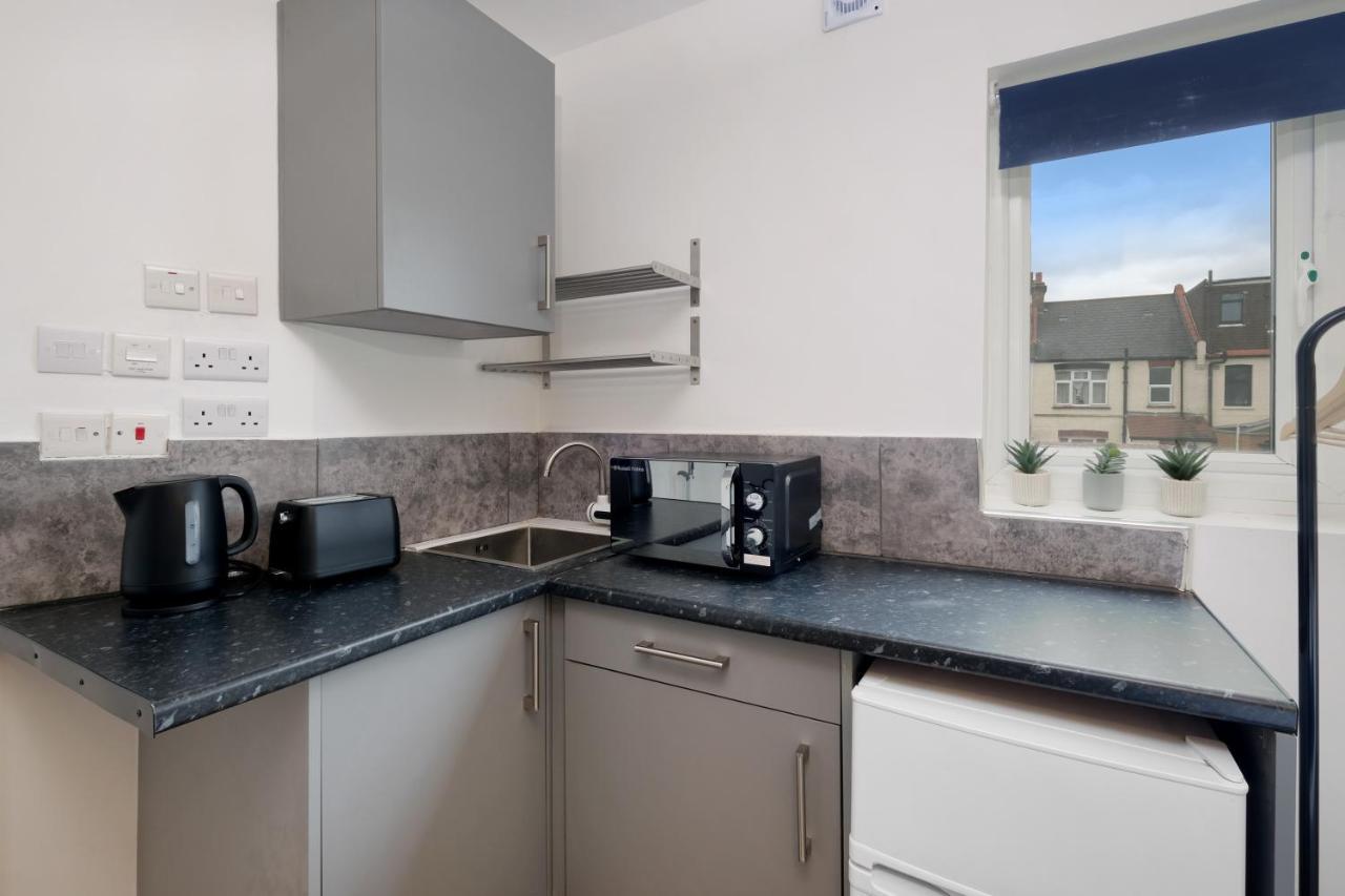 Fernbank Studios Sudbury Hill Harrow Self-Contained Studios With En-Suite Wembley Dış mekan fotoğraf