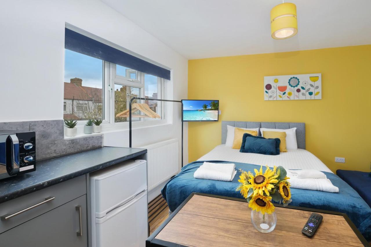 Fernbank Studios Sudbury Hill Harrow Self-Contained Studios With En-Suite Wembley Dış mekan fotoğraf